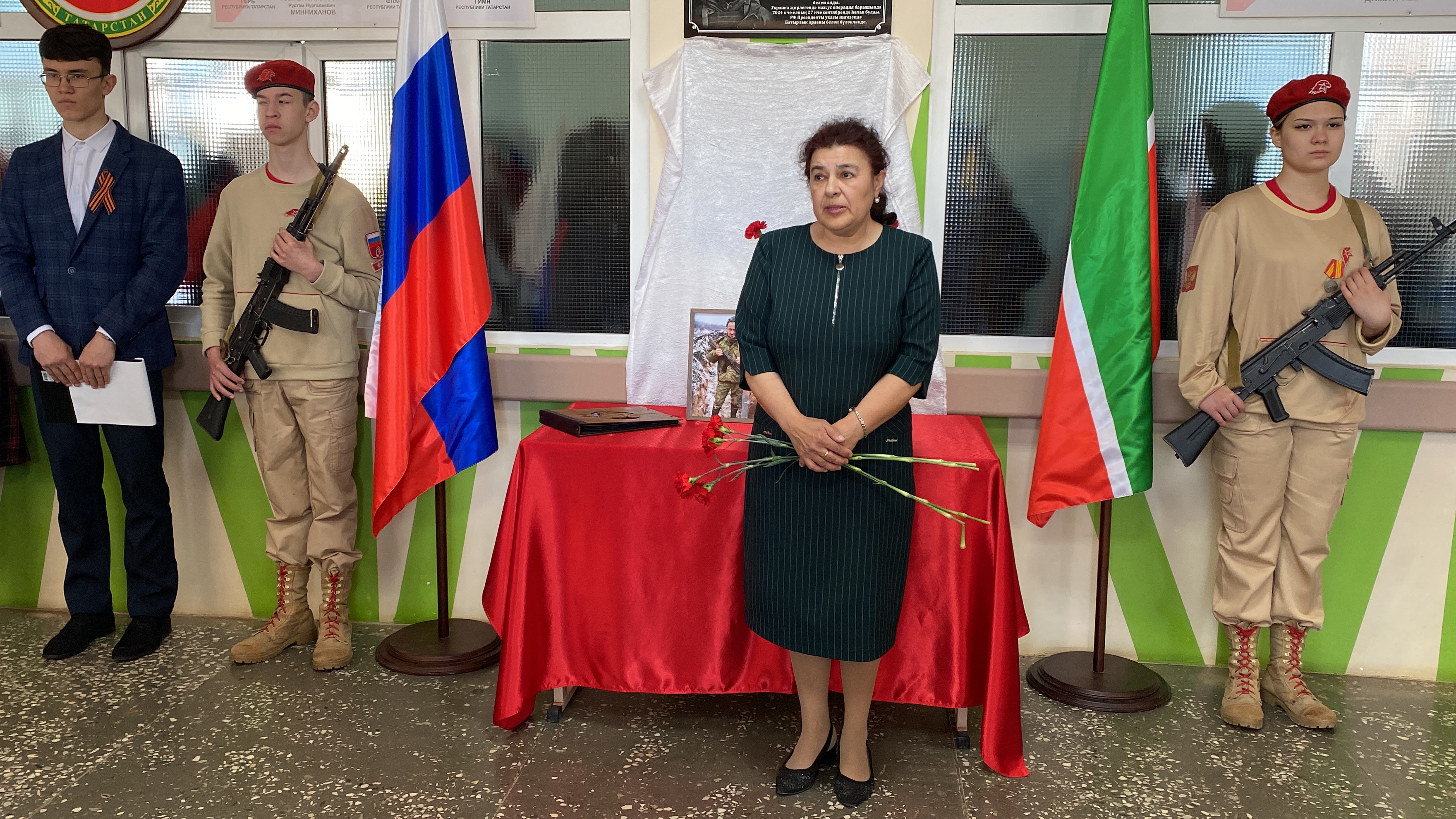Махсус хәрби операциядә һәлак булган геройлар истәлегенә Кукмараның 4нче урта мәктәптә мемориаль такталар һәм Герой партасы ачылды
