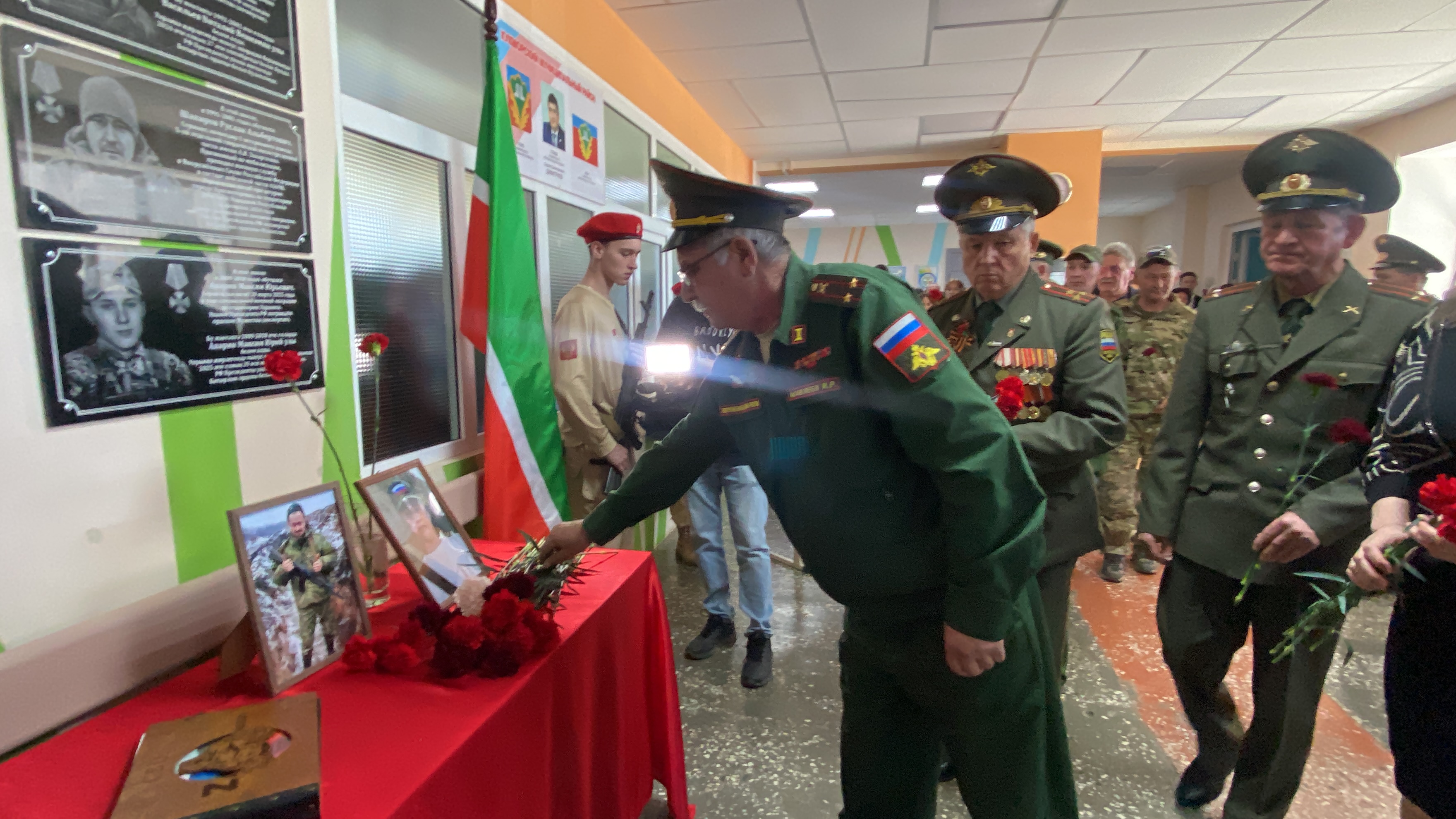 Махсус хәрби операциядә һәлак булган геройлар истәлегенә Кукмараның 4нче урта мәктәптә мемориаль такталар һәм Герой партасы ачылды