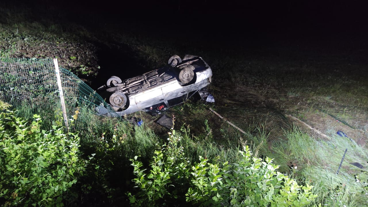 Кукмарада җиңел автомобиль юл читенә төшкән, 17 яшьлек пассажиры зыян күргән