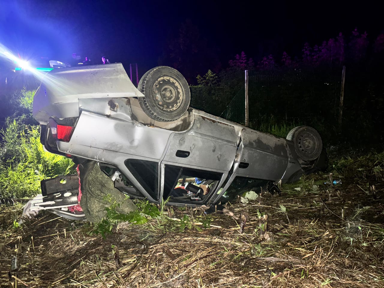 Кукмарада җиңел автомобиль юл читенә төшкән, 17 яшьлек пассажиры зыян күргән