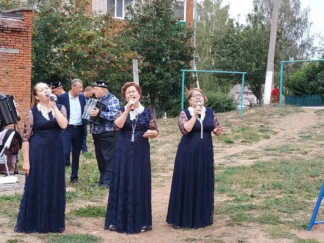 В Кукморе творческая группа РДК выступает на придомовых территориях города  с концертной программой