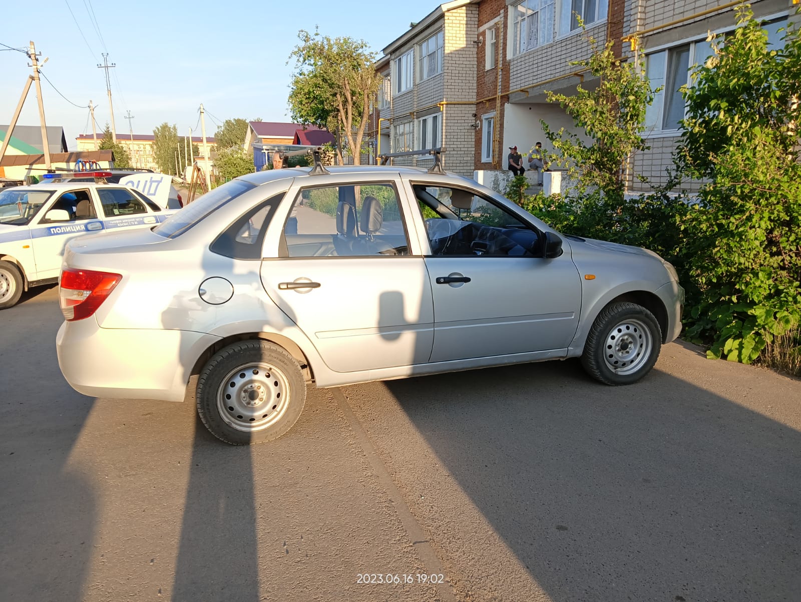 Кукмарада 11 яшьлек кыз электр самокатында җиңел машинага бәрелә, балигъ булмаган пассажир зыян күрә