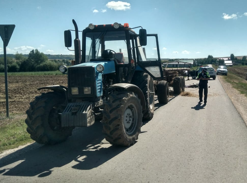 В Кукморском районе Татарстана пожилой велосипедист не справился с управлением и погиб под колесами трактора