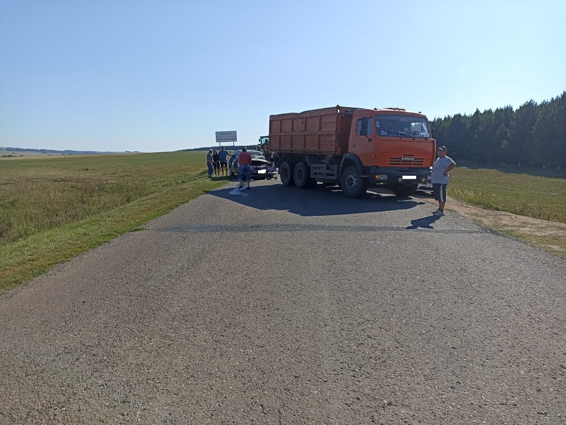 Татарстанның Кукмара районында җиңел автомобиль КамАЗга бәрелгән, зыян күрүчеләр бар