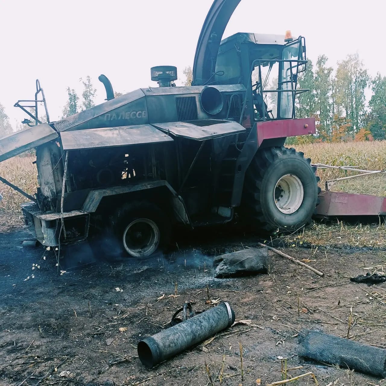 В Кукморском районе в поле загорелся комбайн