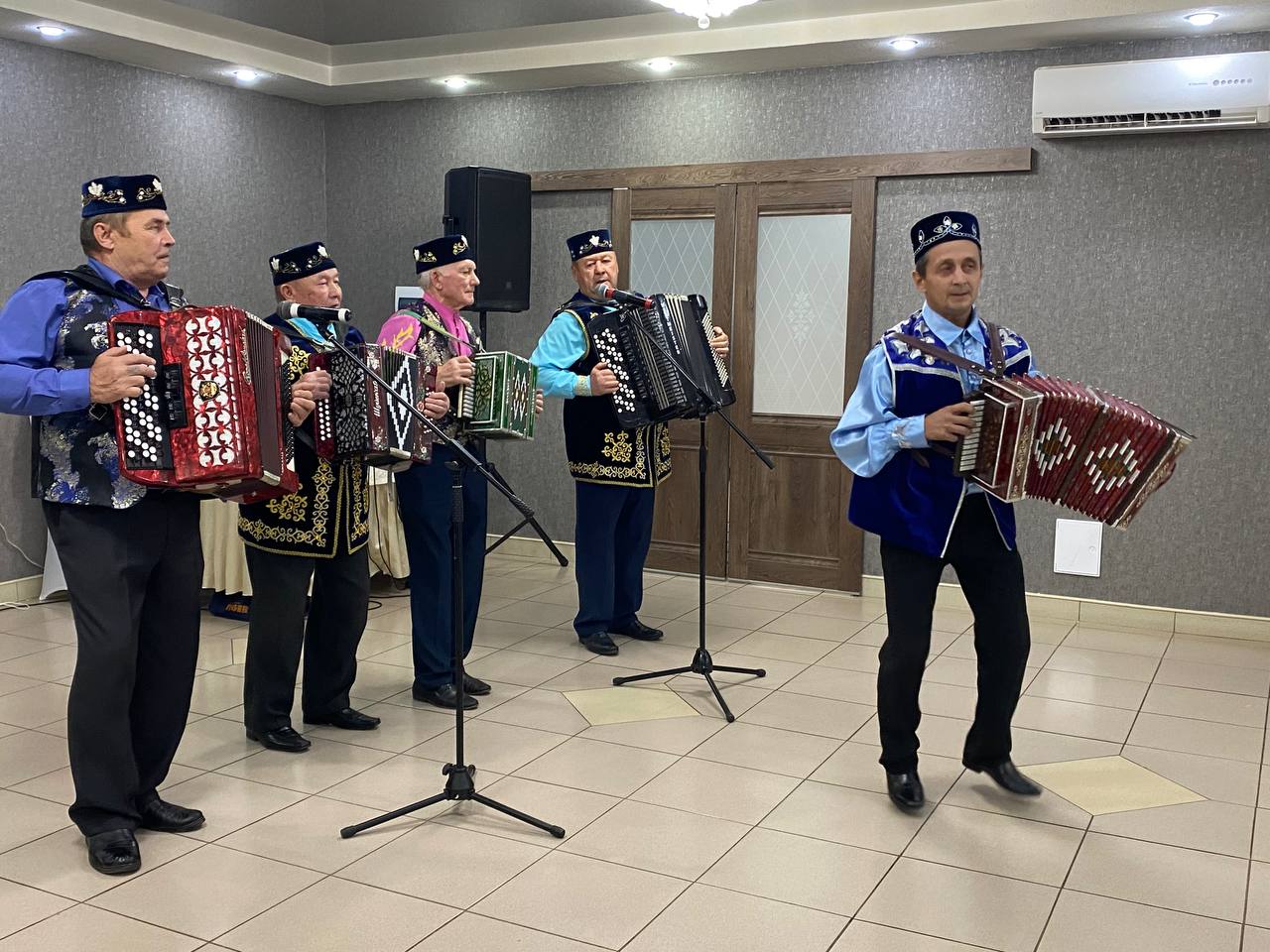 Халыкара өлкәннәр көне уңаеннан район башлыгы Сергей Димитриев районның ветеран-җитәкчеләре белән очрашты