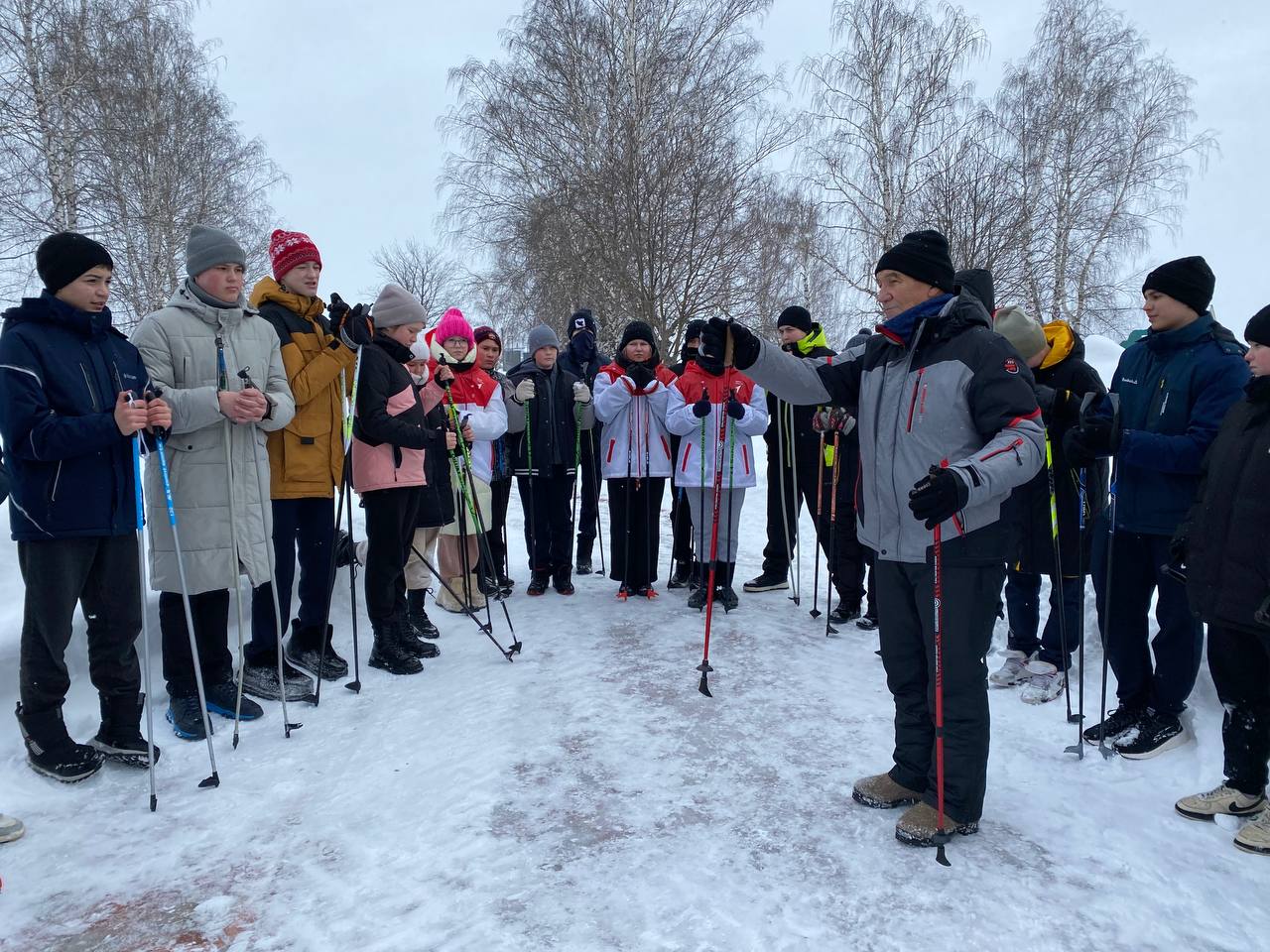 В Кукморе серебряные волонтеры организовали мастер-класс по скандинавской ходьбе для школьников