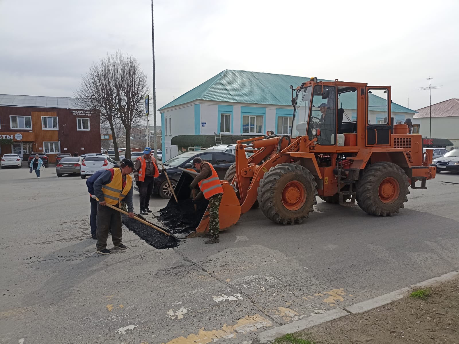 В Кукморе начались работы по ямочному ремонту дорог