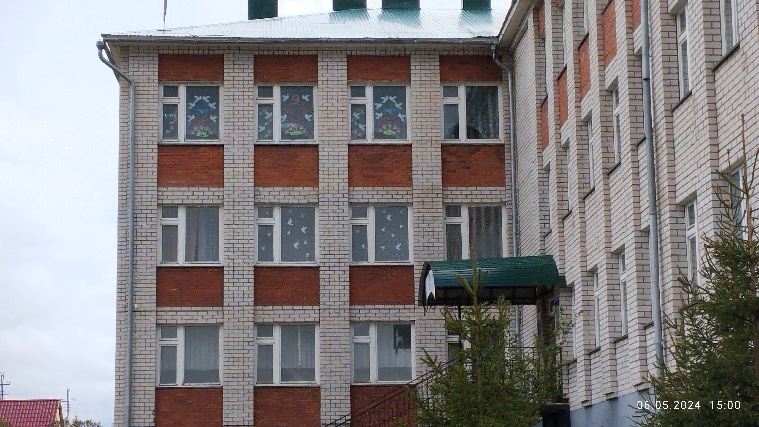 Жители Кукморского района активно украшают окна в преддверии 9 Мая
