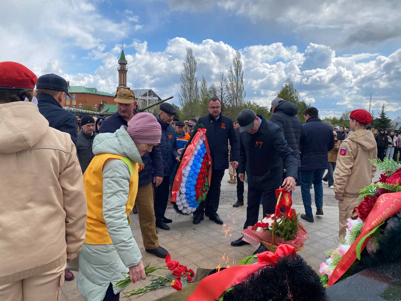 В Парке Победы Кукмора возложили цветы и венки к Вечному огню 