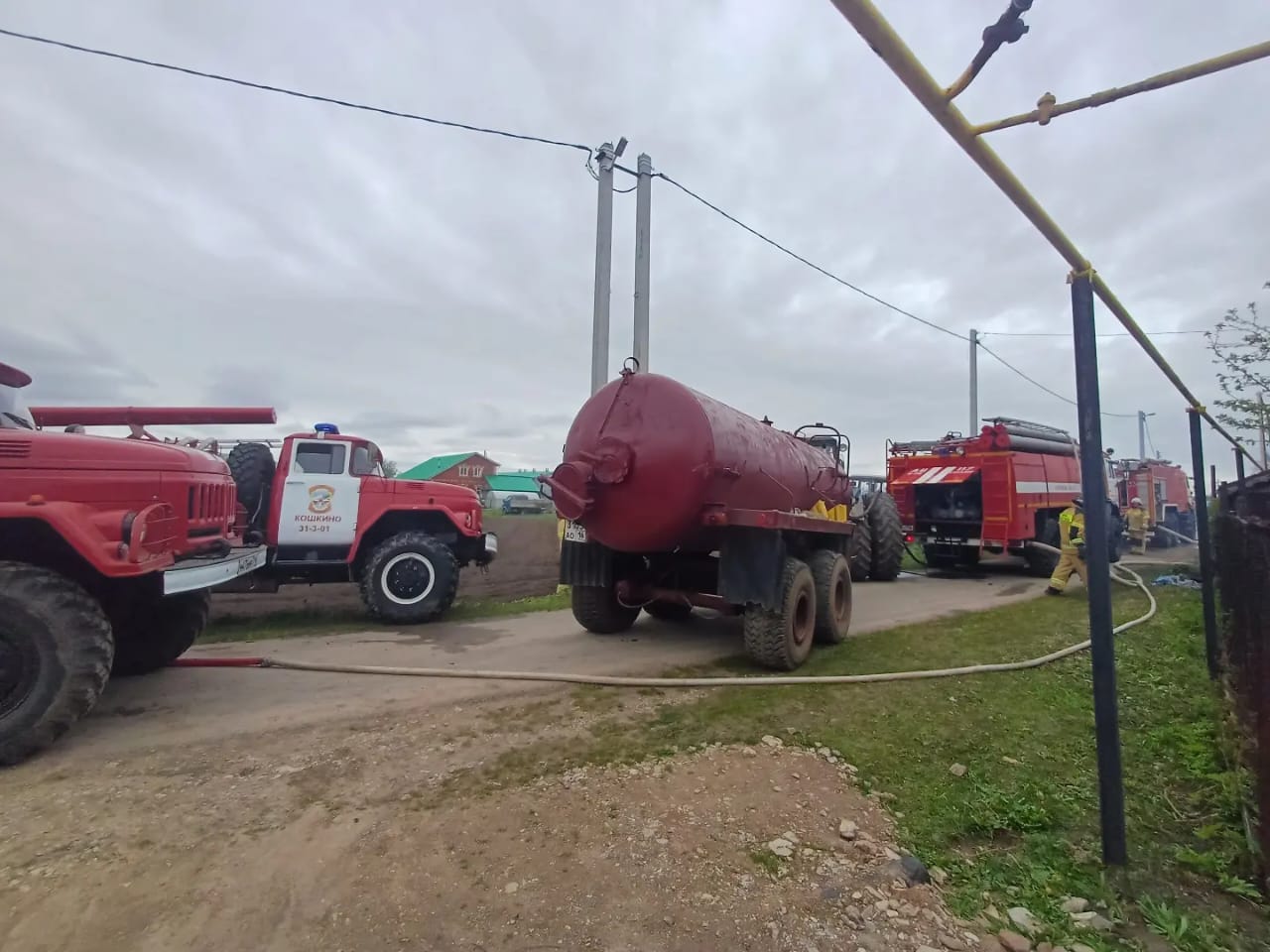 В селе Вахитово Кукморского района огонь уничтожил дом и хозяйственные постройки