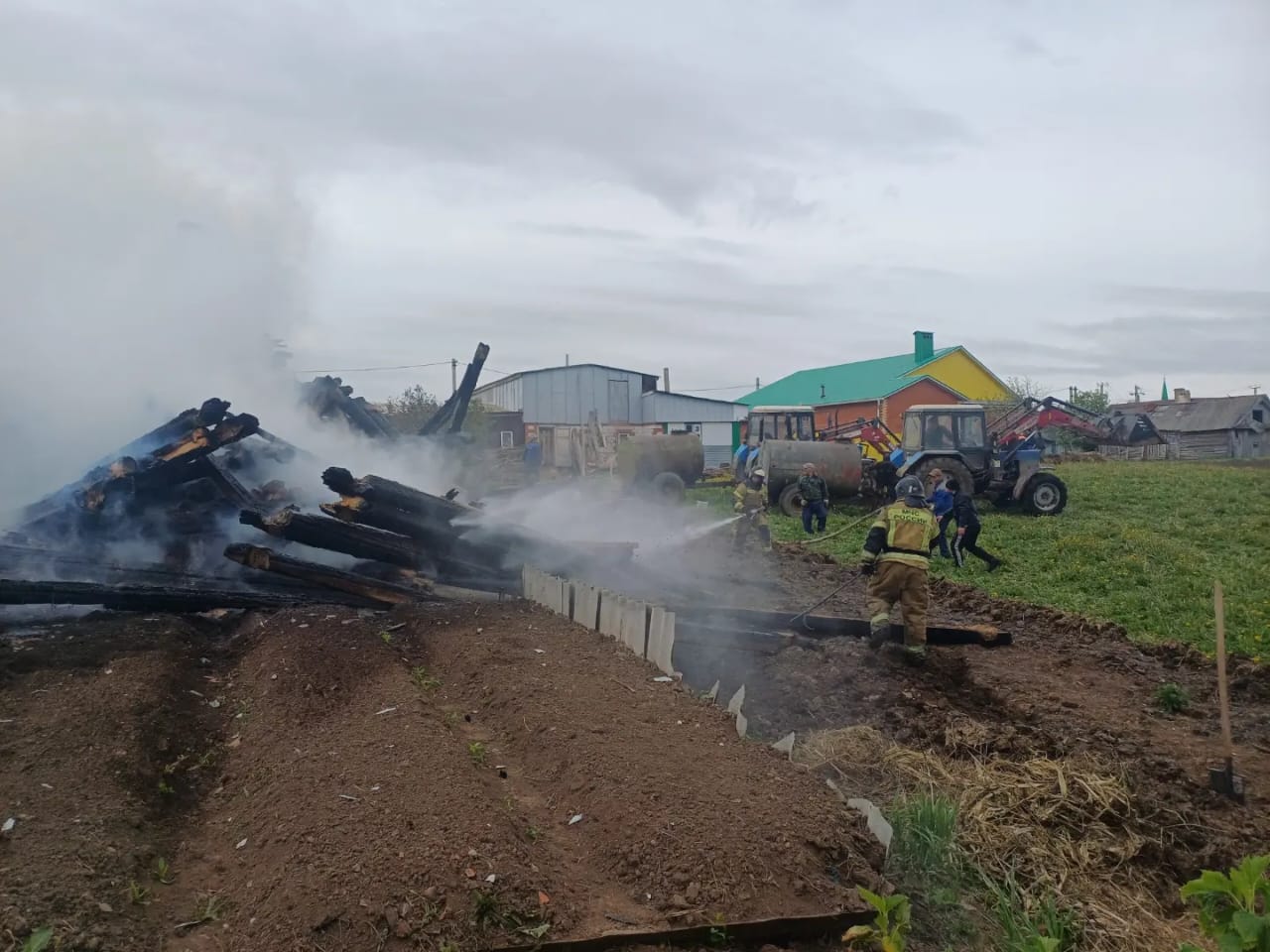 В селе Вахитово Кукморского района огонь уничтожил дом и хозяйственные постройки
