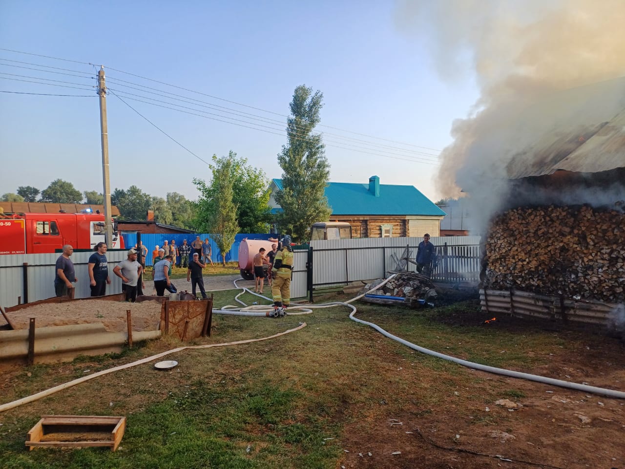 В Кукморском районе огонь уничтожил сарай и повредил баню