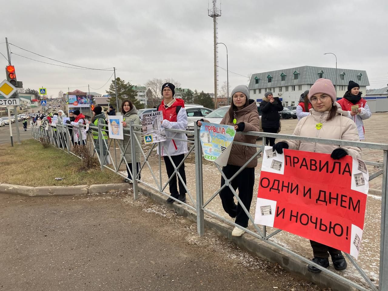 В Кукморе дети вышли на улицу с плакатами, призывающими соблюдать ПДД