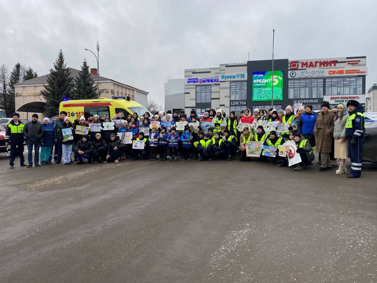 В Кукморе дети вышли на улицу с плакатами, призывающими соблюдать ПДД