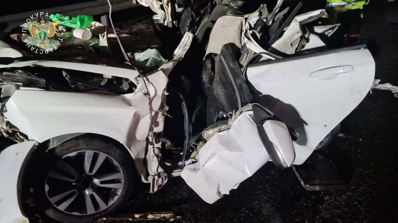 На трассе в Татарстане цементовоз на светофоре врезался в легковушки, погибли четыре человека