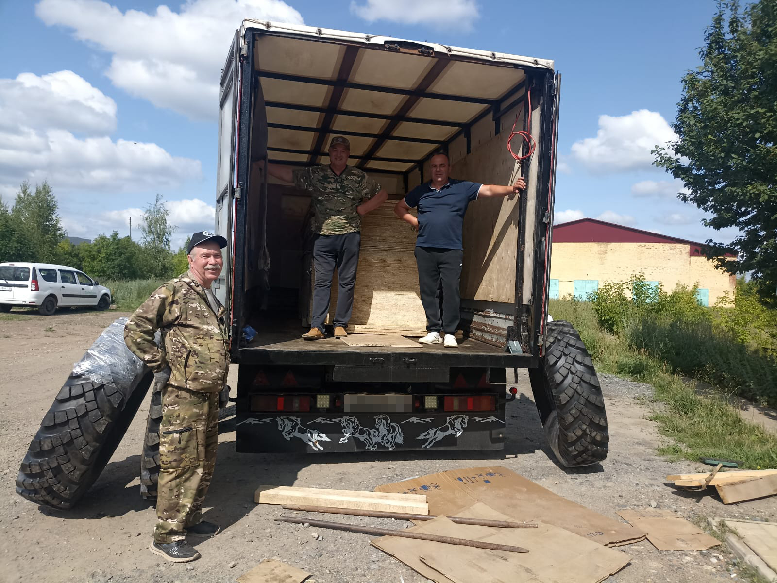 Из Кукмора в зону СВО отправится грузовик с гуманитарной помощью