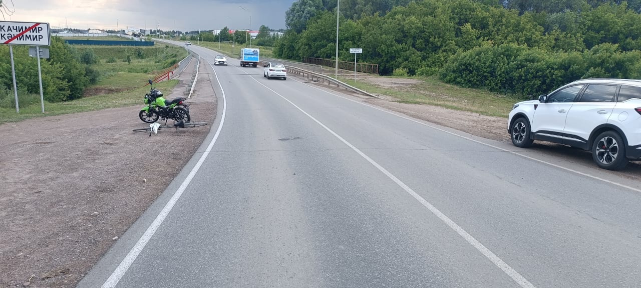 В Кукморском районе мотоциклист сбил велосипедиста, пересекавшего дорогу без спешивания