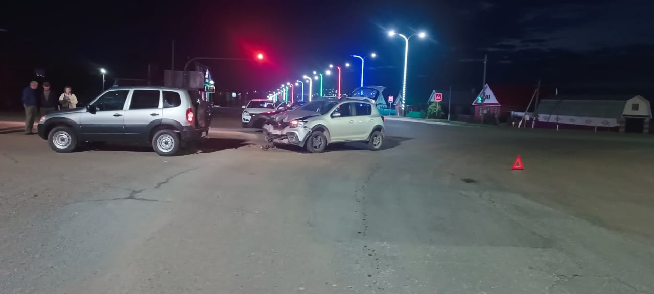 Кукмарада светофорда ике җиңел машина бәрелешкән, пассажирларның берсе зыян күргән