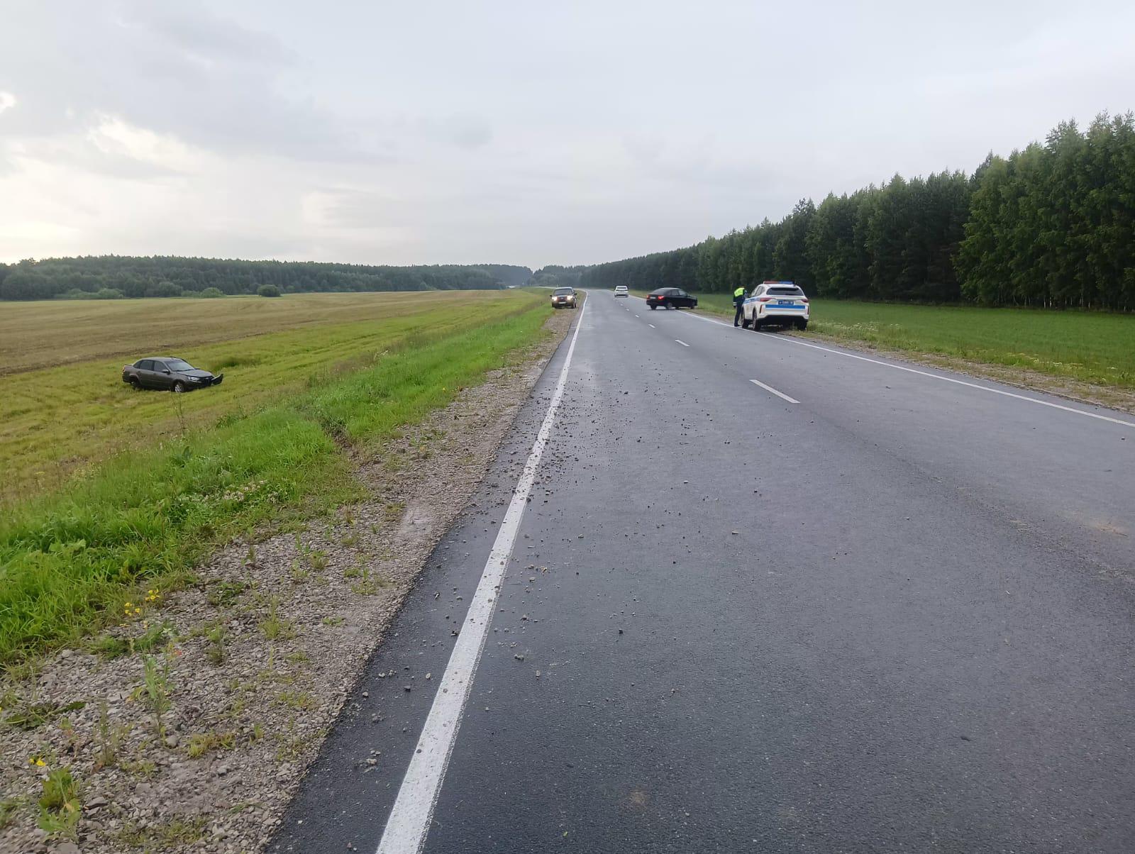 Кукмара районында җиңел машина юл читенә төшеп киткән, зыян күрүчеләр бар