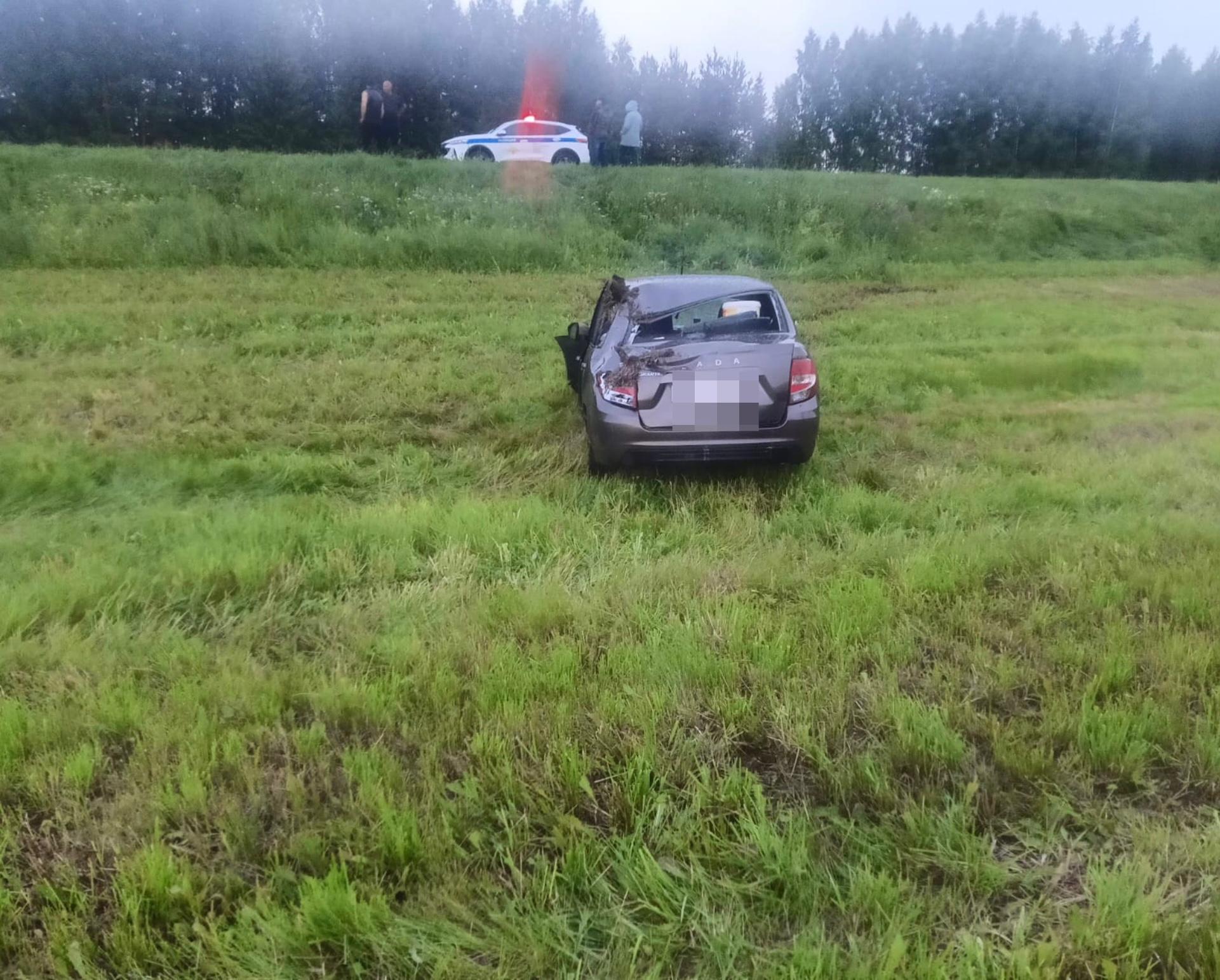 Кукмара районында җиңел машина юл читенә төшеп киткән, зыян күрүчеләр бар