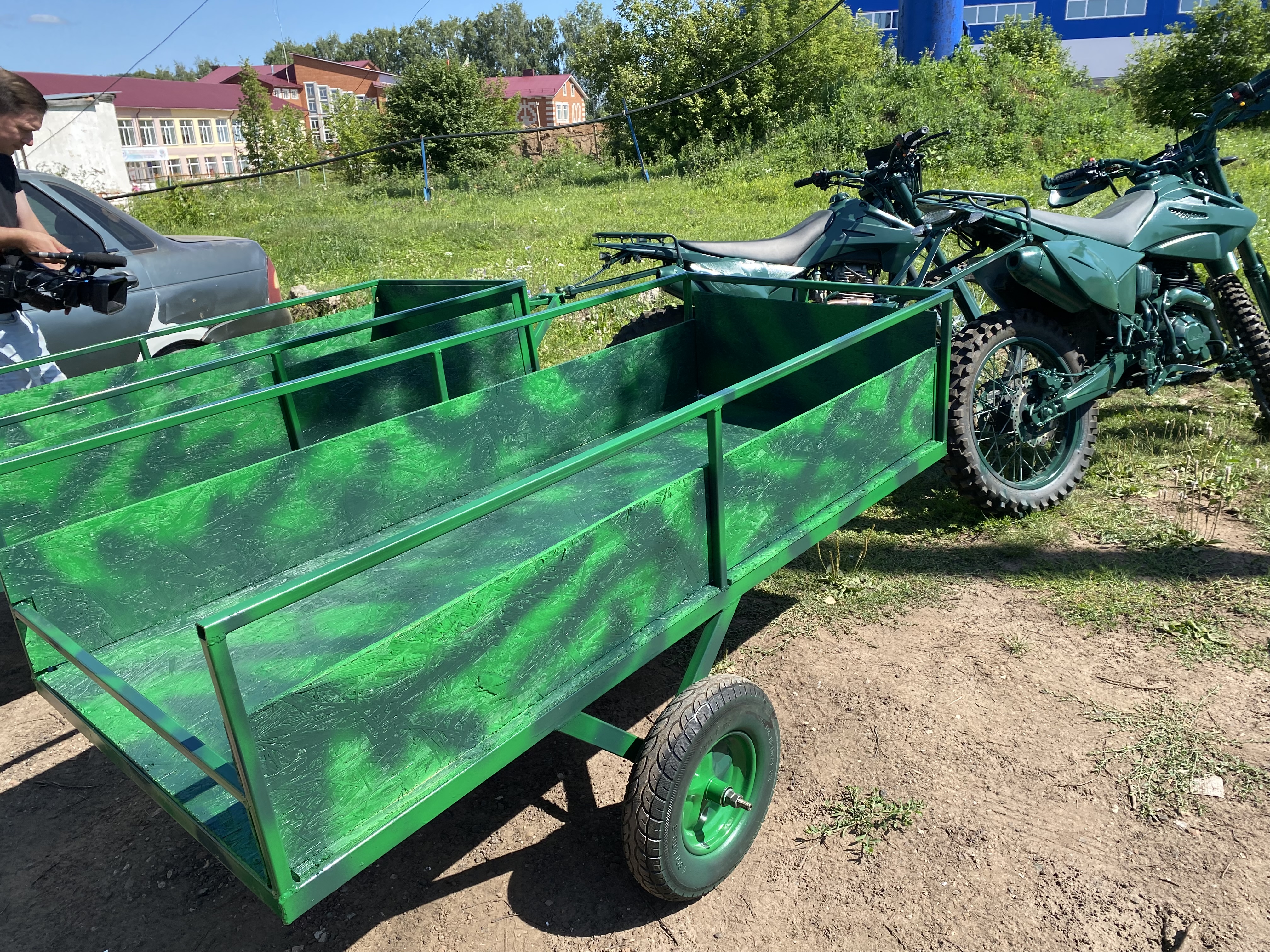 Кукмара волонтерлары СВО сугышчыларына мотоцикллар өчен прицеплар җибәрде