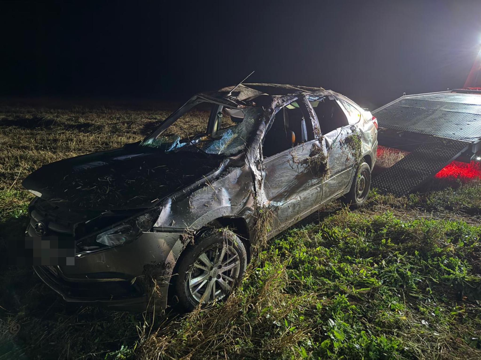 Кукмара районында җиңел автомобиль трассадан юл читенә төшкән, шоферы дәваханәдә