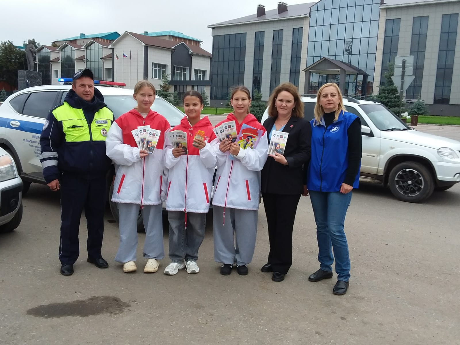 В Кукморе Первые совместно с госавтоинспекторами провели акцию «Ребенок — главный пассажир!»