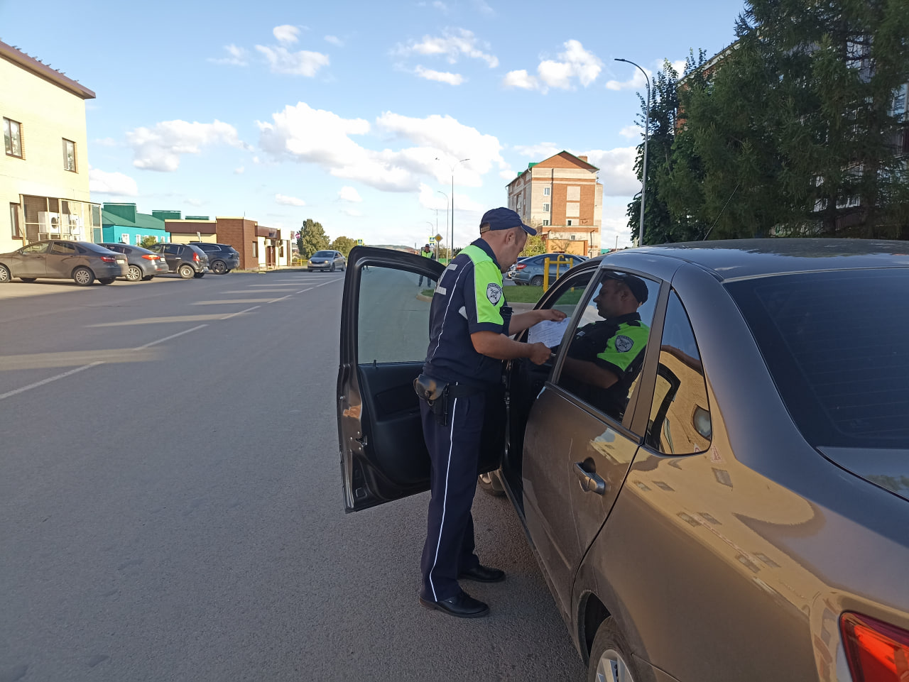 В Кукморе госавтоинспекторы вышли в рейд в рамках акции «Внимание — дети!»
