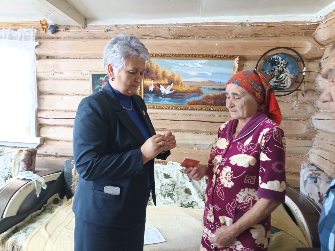 Хәрбинең Княгор авылында яшәүче әнисенә медаль тапшырылды