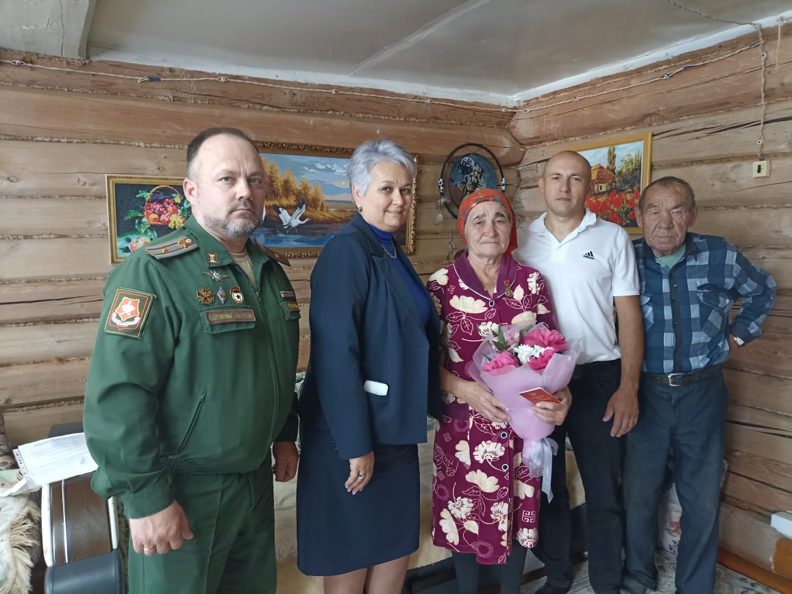 Хәрбинең Княгор авылында яшәүче әнисенә медаль тапшырылды