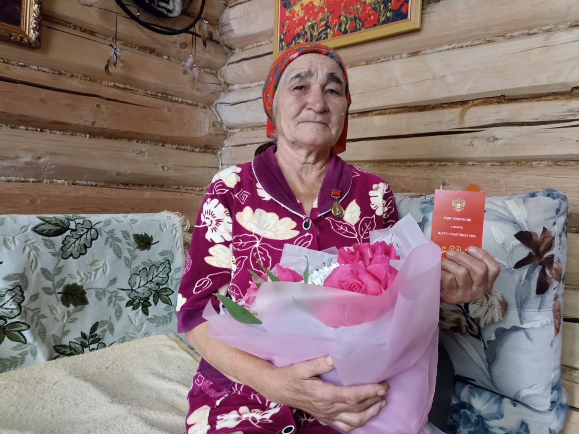 Хәрбинең Княгор авылында яшәүче әнисенә медаль тапшырылды