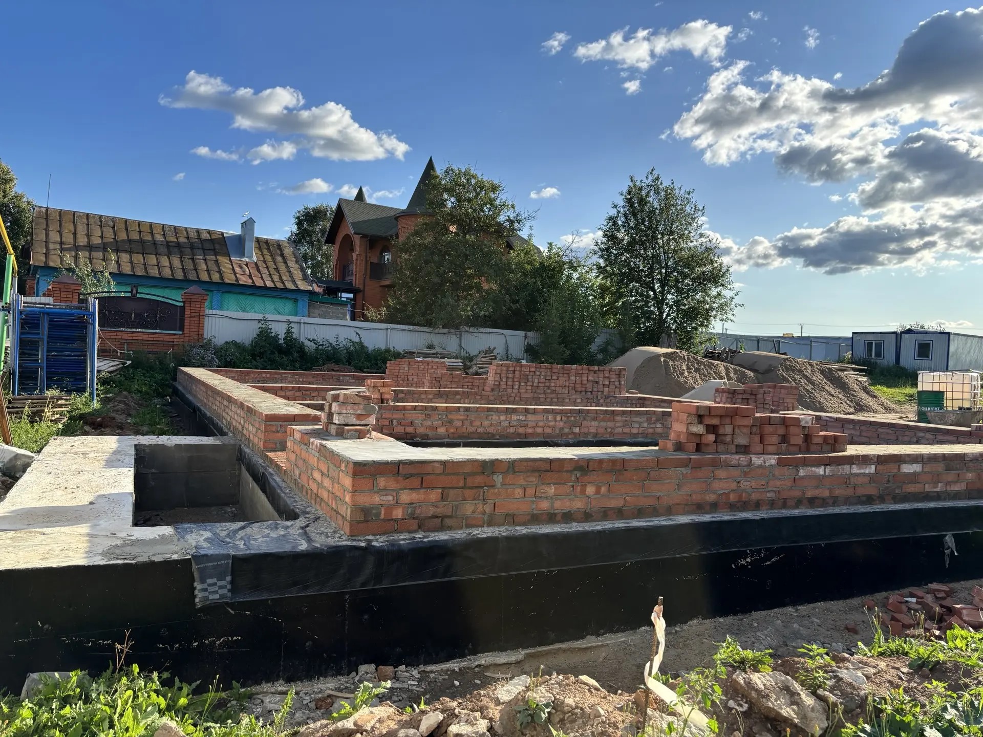авылда исә мәчетне яңадан торгызу өчен нигез салу эшләре төгәлләнгән