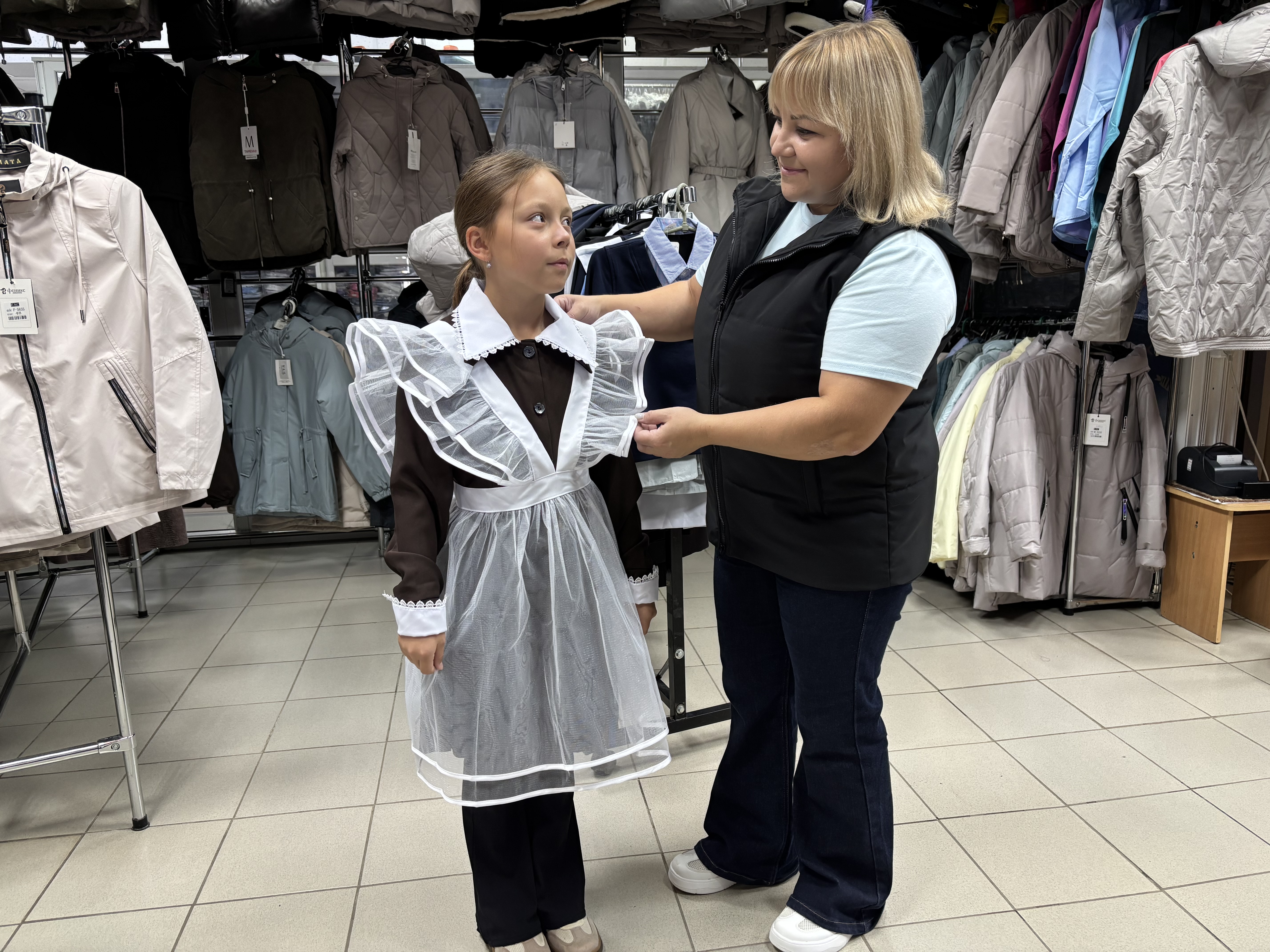 Подготовка к учебному году начинается с выбора школьной формы.