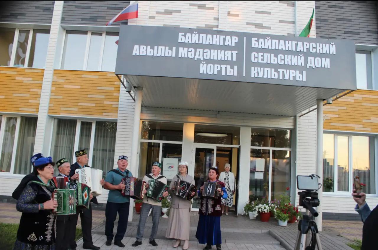  Җыр-моңлы кичләр авыл тормышына ямь өсти, кешеләргә бергә аралашып, күңел ачып ял итәргә мөмкинлек бирә.