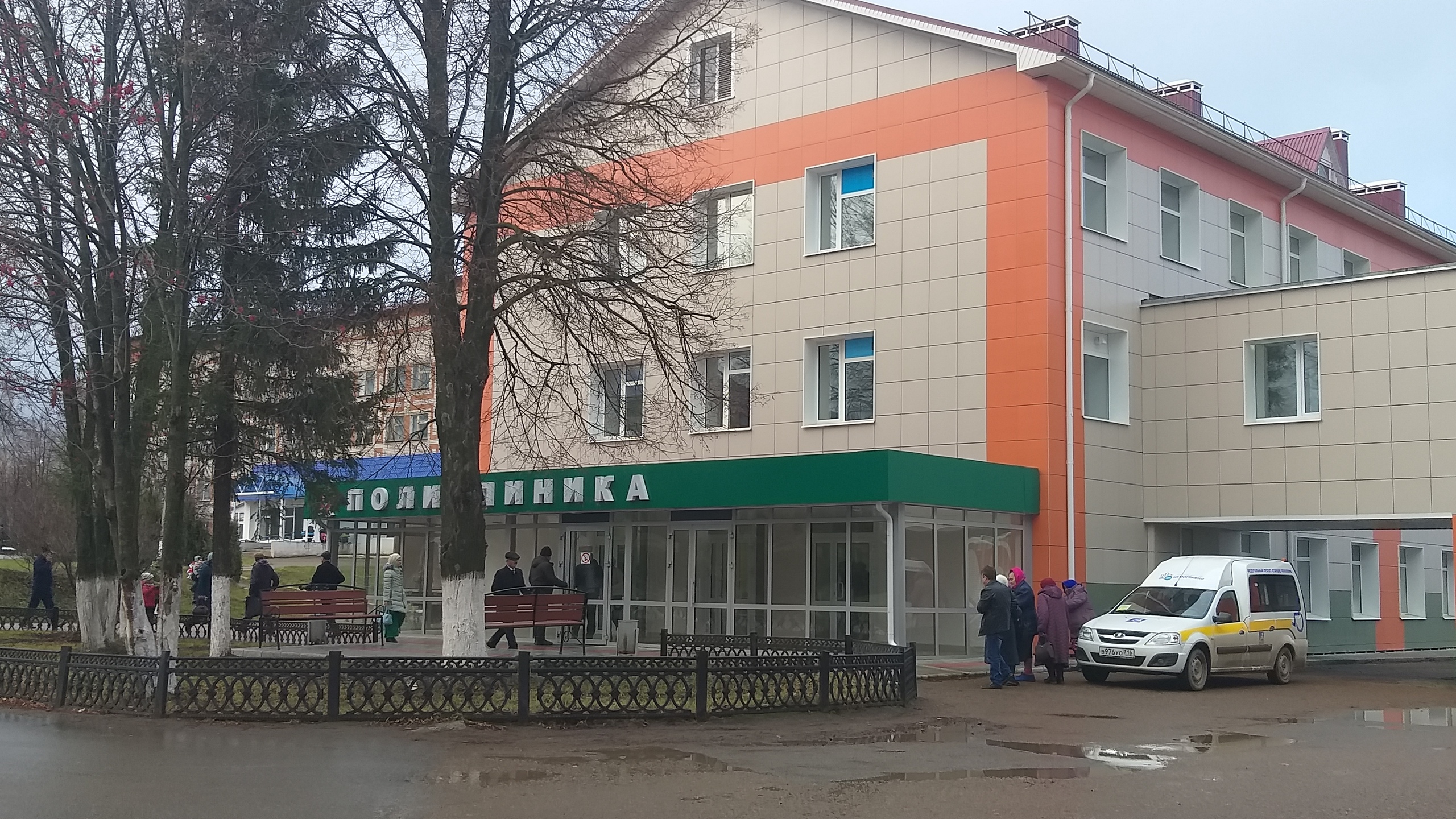 Ашыгыч һәм кичектергесез очраклар өчен дәваханәнең кабул итү бүлегендә тәүлек әйләнәсе табиб-терапевт кизү тора. 