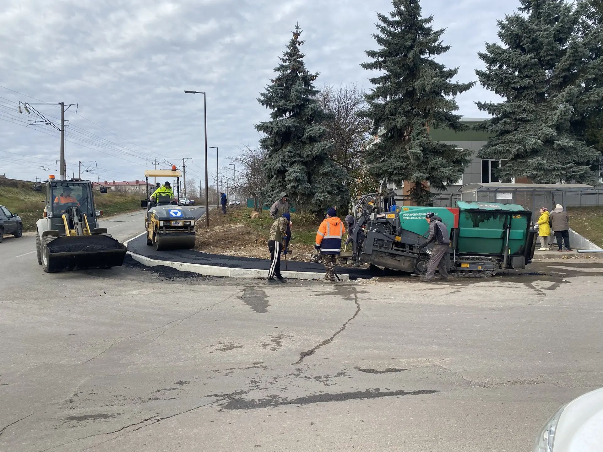 Наряду с центральными улицами города завершаются работы на участках дорог, которые требовали благоустройства.
