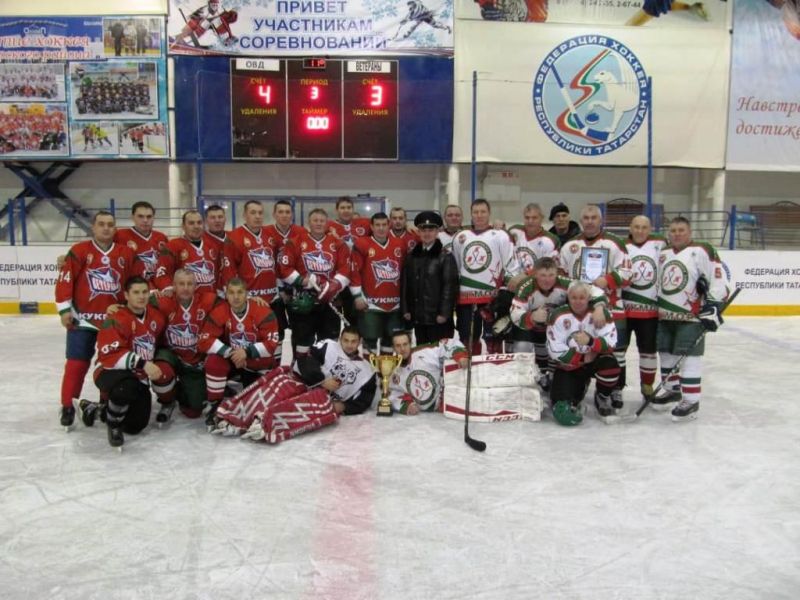 Хоккей ветераннары һәм хокук саклау органнары хезмәткәрләре хоккей уйнады (фото)