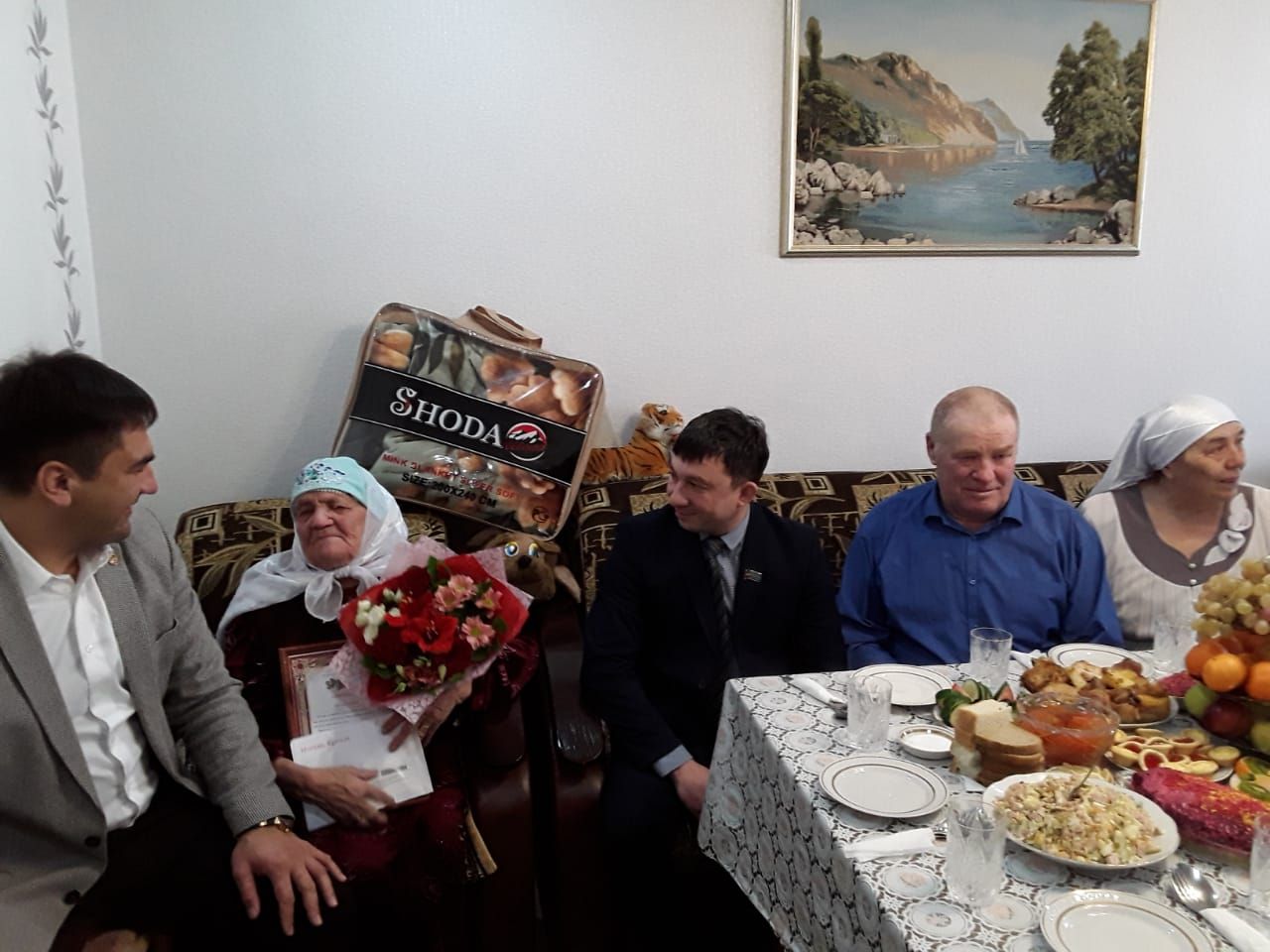 Глава района Сергей Димитриев поздравил Бадар Кашапову с 95-летием (фото)