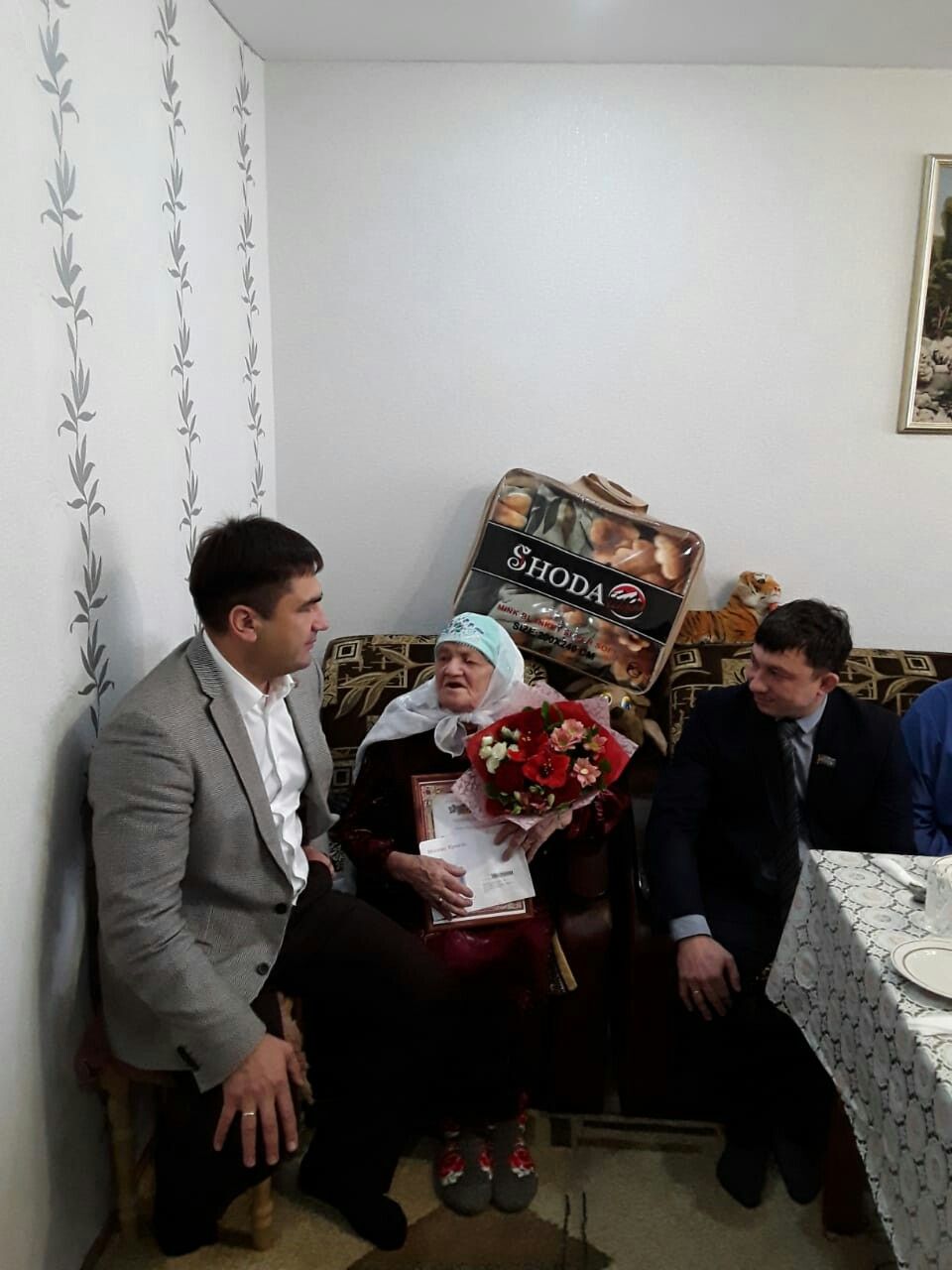 Глава района Сергей Димитриев поздравил Бадар Кашапову с 95-летием (фото)