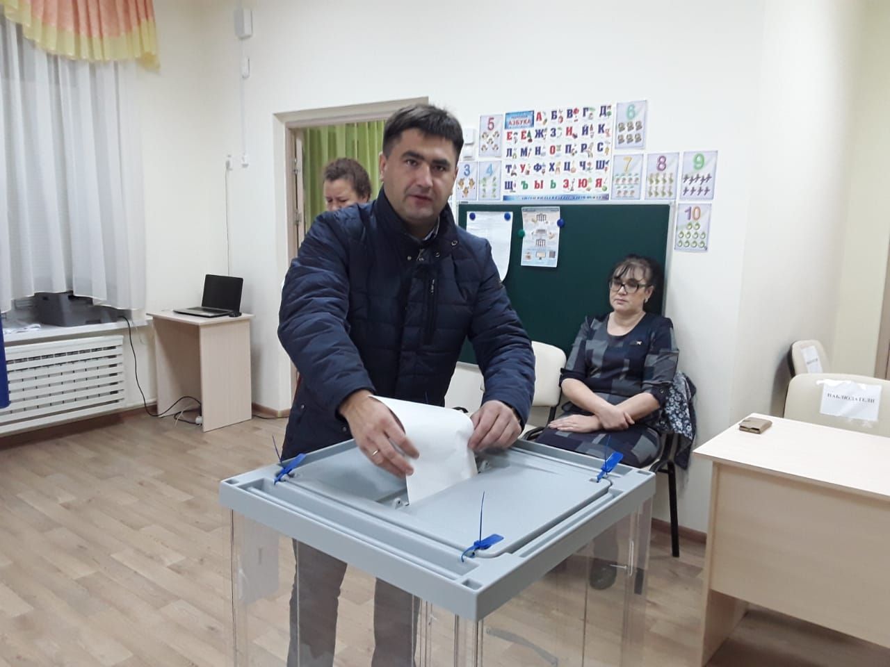 На своем избирательном участке проголосовал и глава района Сергей Димитриев (фото)