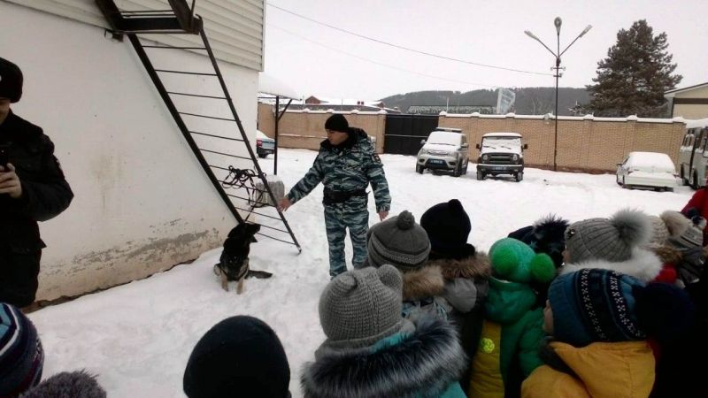 Кукморские полицейские организовали для воспитанников детского сада экскурсию в отдел полиции