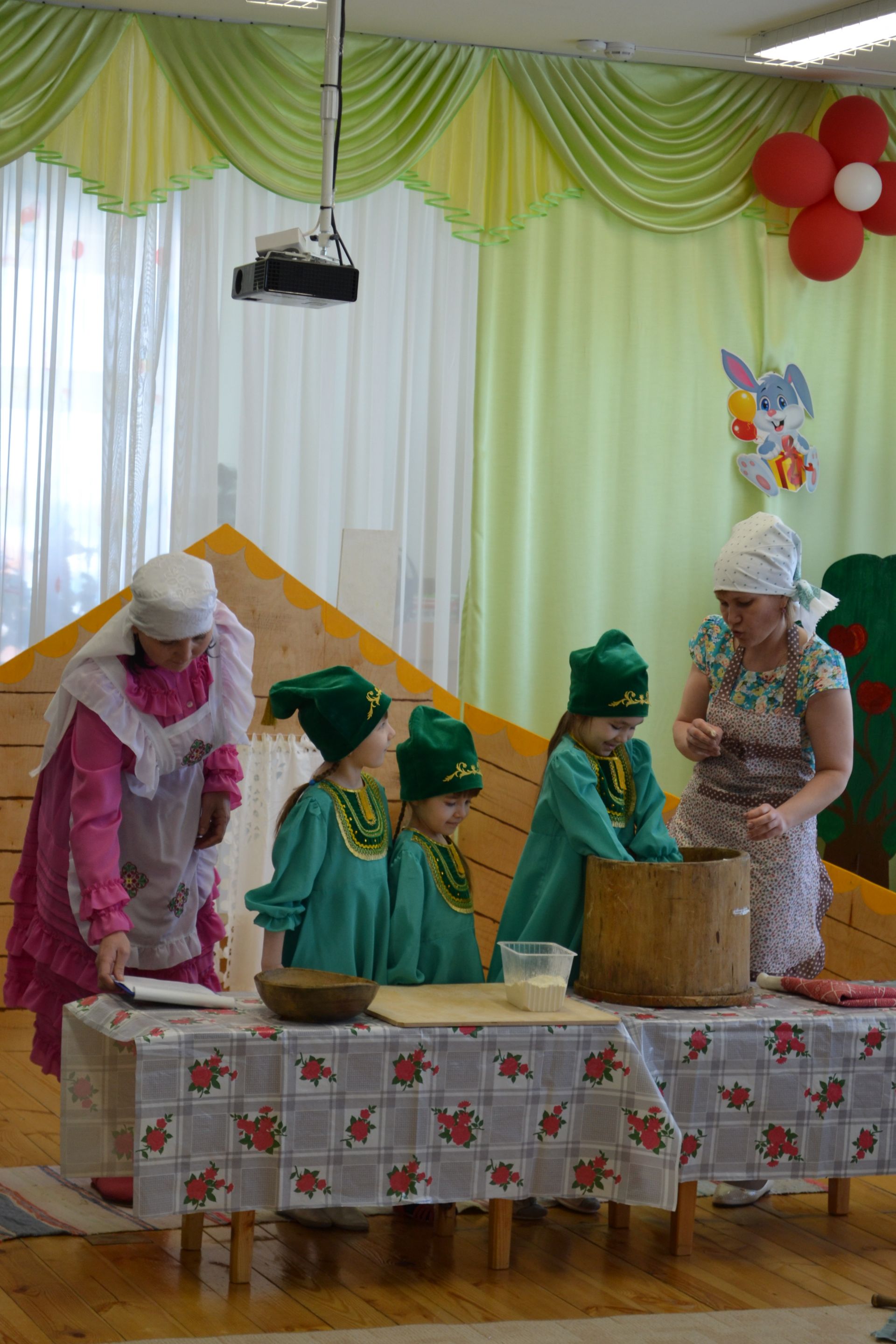 Сотрудники музея показали театрализованное представление «Праздник печки» юным кукморянам