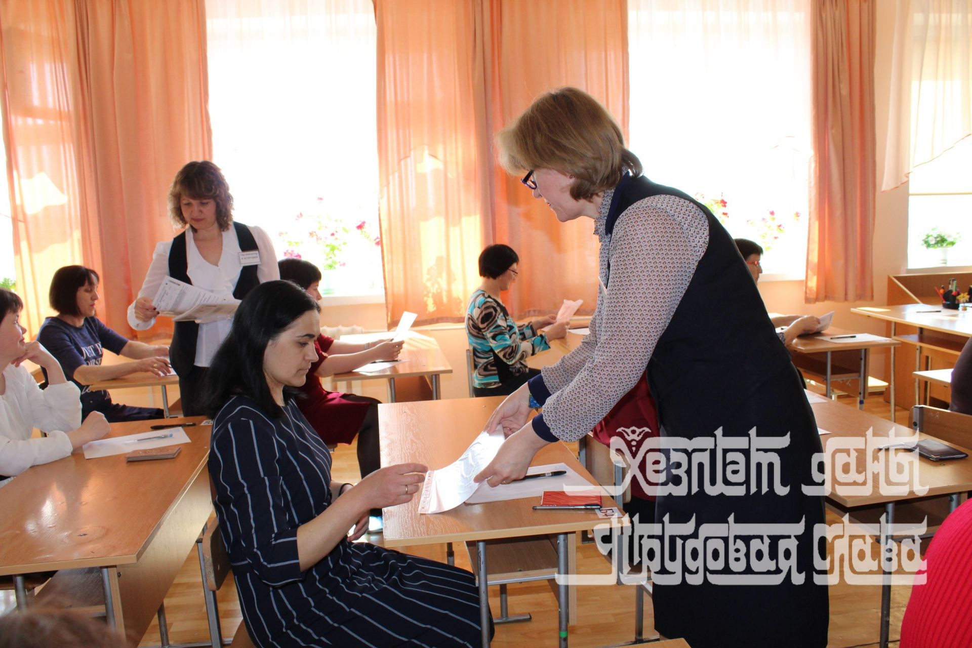 Фото: Родители школьников Кукмора сдали единый республиканский экзамен по татарскому языку