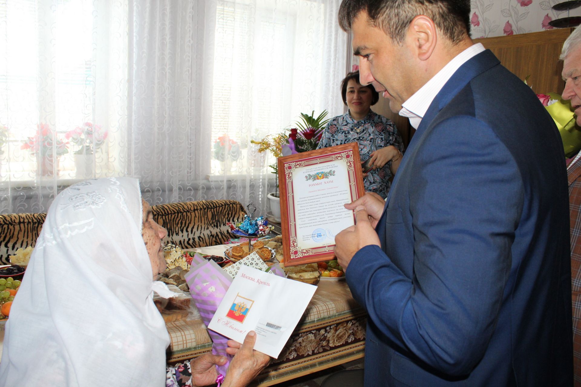 Сергей Димитриев поздравил жительцу Кукмора Мунавару Гайнутдинову с 90-летием