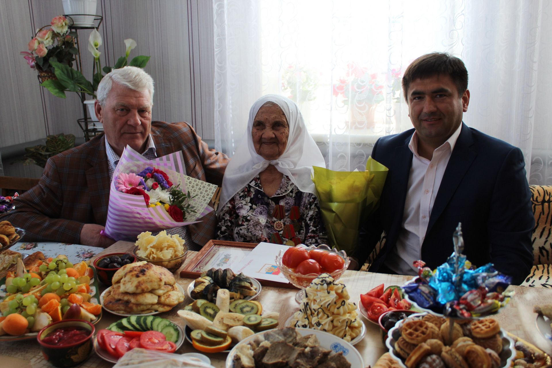 Сергей Димитриев поздравил жительцу Кукмора Мунавару Гайнутдинову с 90-летием