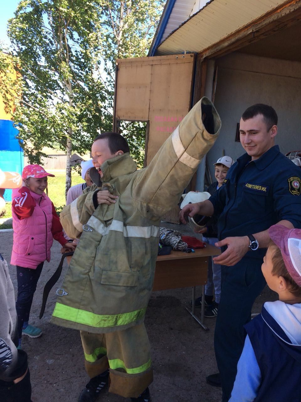 Фото: Учащиеся Маскаринской школы побывали в роли пожарных