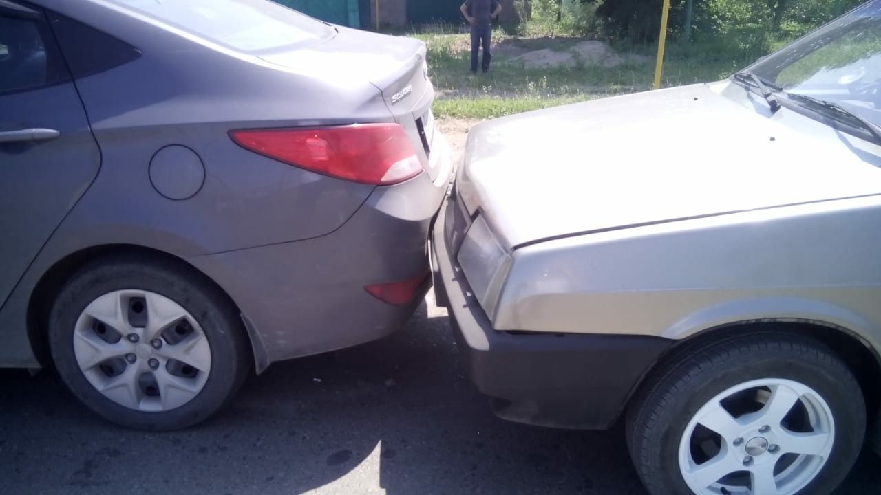 Фото: В Кукморе водитель легковушки совершил столкновение с двумя автомобилями