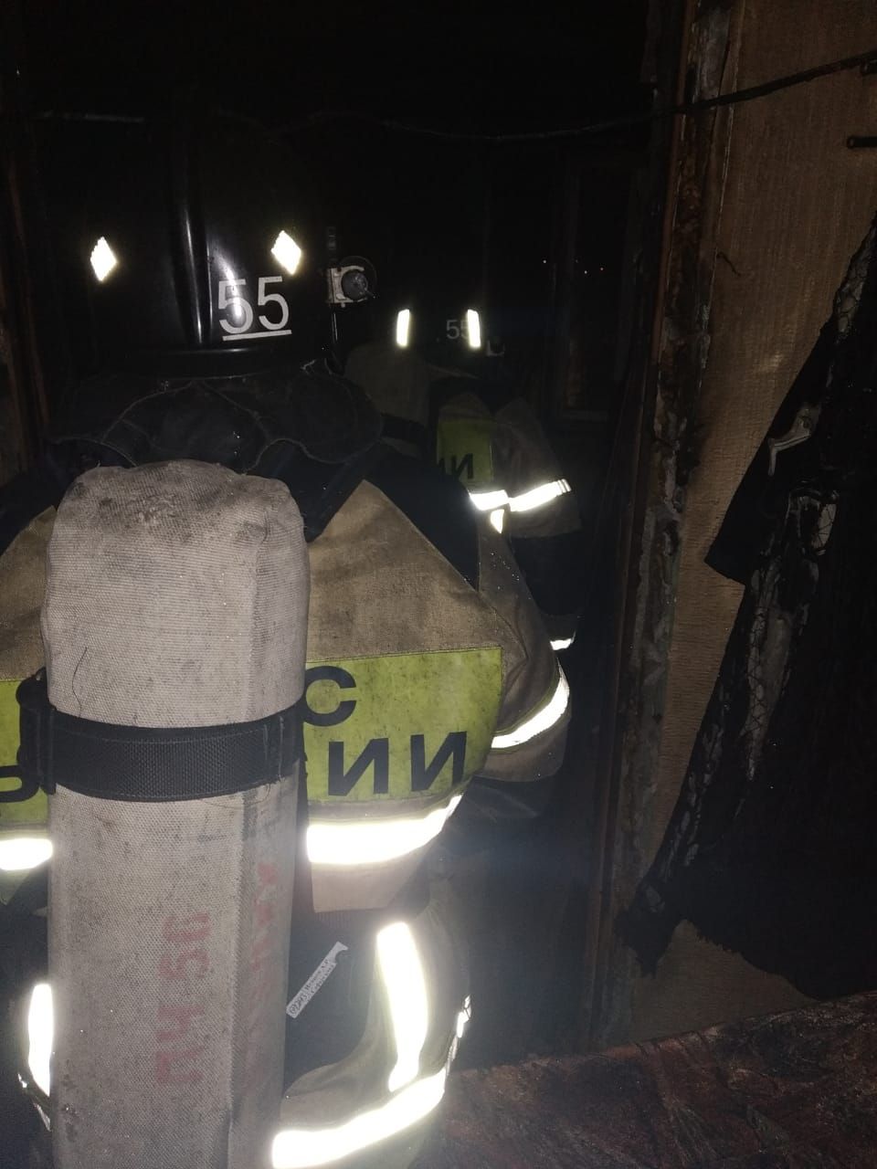 Из заполненной дымом квартиры пожарные спасли шестилетнего ребенка (фото)