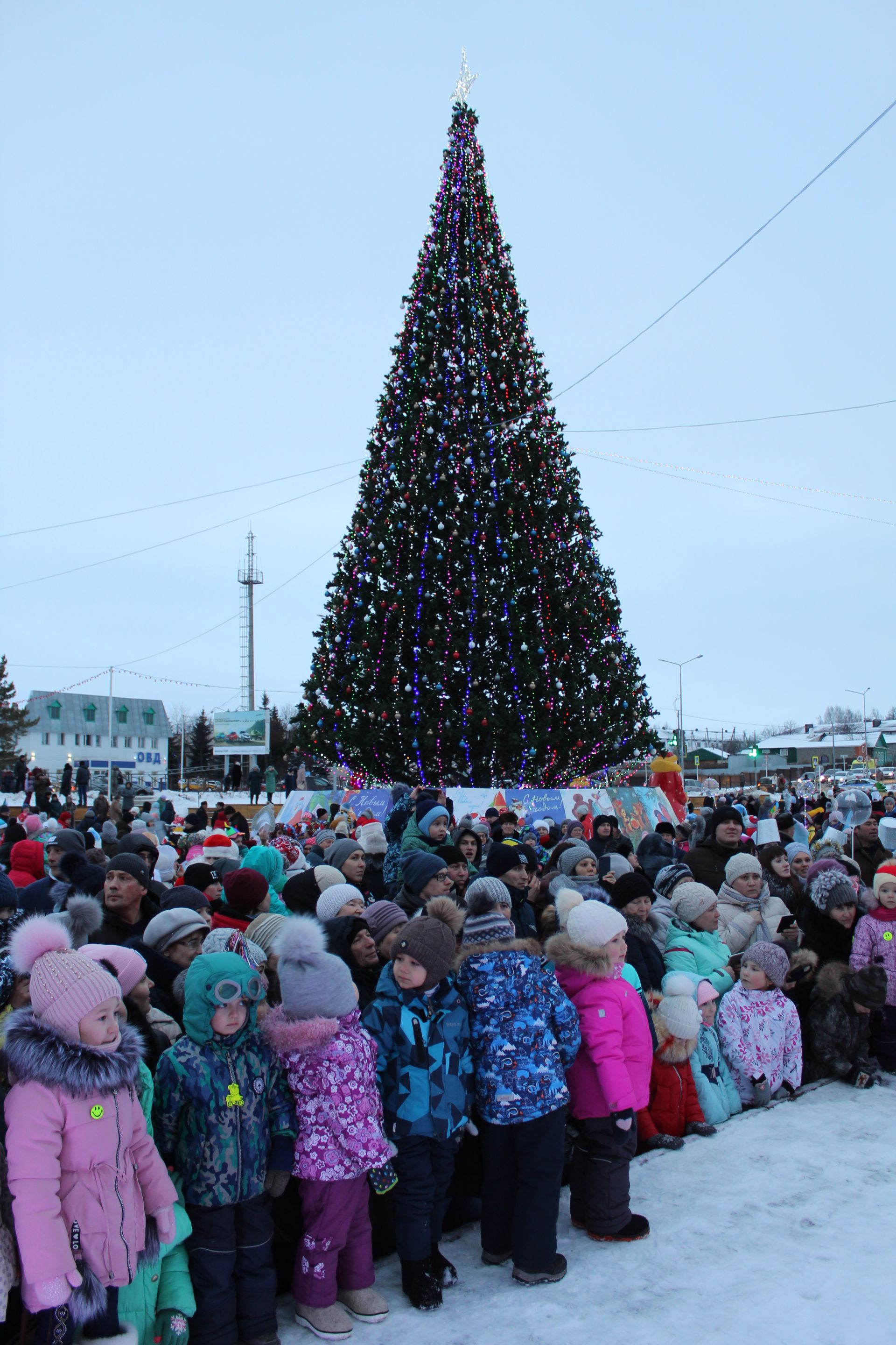 Главная елка зажглась на Комсомольской площади в Кукморе